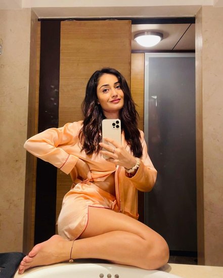 त्रिधा का कहना है कि हमें आगे की न सोचकर अभी अपनी लाइफ को जीना चाहिए क्योंकि हमें नहीं पता कि आगे क्या होने वाला है। 