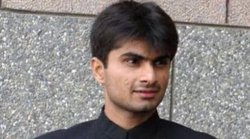 अग्निपथ स्कीम का विरोध करने पहुंचे किसान यूनियन के लोग तो डीएम सुहास एलवाई हाथ जोड़कर जमीन पर बैठ गए