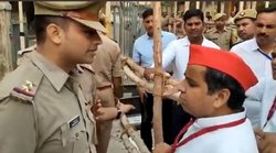 आजमगढ़ काउंटिंग: पुलिस पर भड़के अखिलेश यादव के भाई धर्मेंद्र यादव, चिल्लाकर बोले- मशीनें बदलना चाहते हो