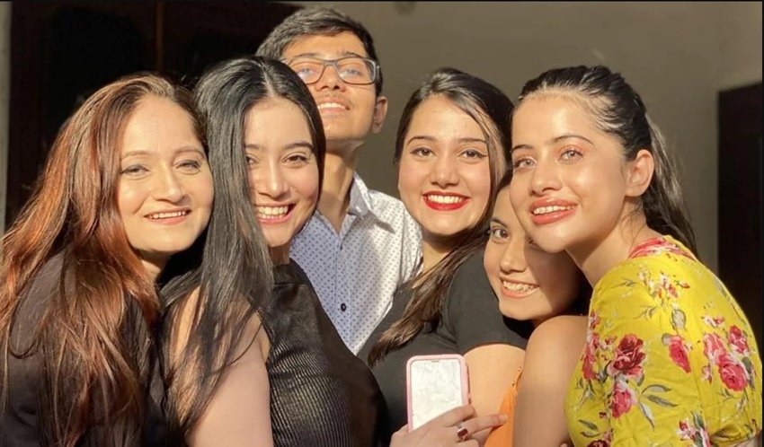 एक्ट्रेस उर्फी जावेद (Urfi Javed) अक्सर अपने पहनावे को लेकर चर्चा में रहती हैं। कभी बोरी से बनी ड्रेस तो कभी कांच के भारी-भरकम कपड़ों (Urfi Javed Dresses) के चलते उन्हें ट्रोल्स का भी खूब सामना करना पड़ता है। उर्फी जावेद फैशन के मामले में जितना आगे हैं, उनकी बहनें (Urfi Javed Sisters) भी उनसे कम नहीं हैं। कम ही लोगों को पता होगा कि उर्फी जावेद की तीन बहनें और एक भाई है। उर्फी को मिलाकर ये पांच भाई-बहन हैं।