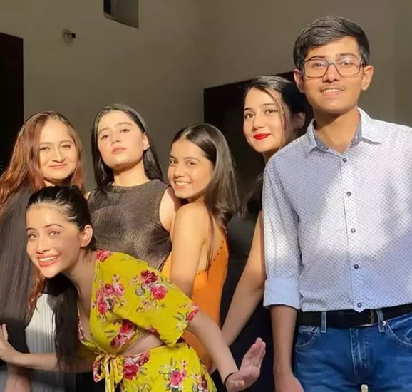 Saleem Javed: सलीम चार बहनों के इकलौते भाई हैं और सभी के लाडले भी हैं। वह फिलहाल स्टडी कर रहे हैं। (यह भी पढ़ें: क्लैश के डर से Laal Singh Chaddha का दूसरा ट्रेलर लाएंगे आमिर खान, इन फिल्मों के साथ भी हुआ था ऐसा)