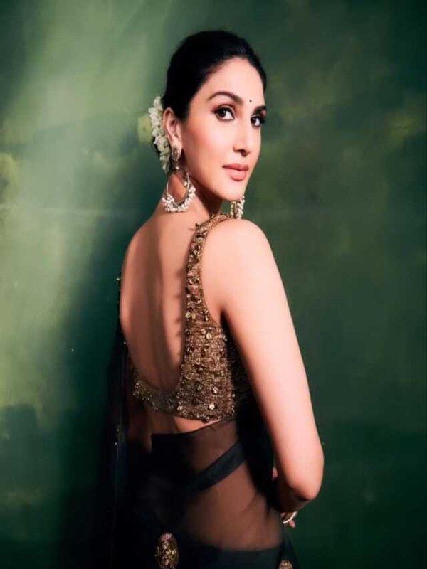 VAANI KAPOOR IN BLACK SAREE LOOK