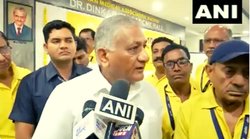 केंद्रीय मंत्री वीके सिंह बोले – कौन कह रहा है सेना में आओ? कांग्रेस का पलटवार – अपने लिये तो 62 की उम्र में भी थे परेशान