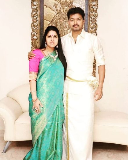 साउथ के सुपरस्टार विजय (South Superstar Vijay) आज अपना 48वां जन्मदिन (Actor Vijay Birthday) मना रहे हैं। विजय ने अपने करियर में एक से बढ़कर एक सुपरहिट फिल्में दी हैं। विजय का करियर जितना सफल रहा है, उनकी लव स्टोरी (Vijay Love Story) भी उतनी ही सफल और दिलचस्प रही है। विजय ने अपनी फीमेल फैन से शादी रचाई है जिसका नाम संगीता सोर्नालिंगम (Sangeeta Sornalingam) है। 