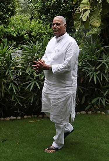 उसी समय मेरा कुछ मतभेद लालू प्रसाद यादव से हो गया था जिसके बाद मैंने तुरंत लालकृष्ण आडवाणी से बात की और कुछ दिनों बाद ही मुझे उन्होंने बीजेपी में शामिल करवा दिया। उस वक्त लालकृष्ण आडवाणी ने प्रैस कॉन्फ्रेंस कर कहा था कि यशवंत सिन्हा का बीजेपी में आना दिवाली गिफ्ट है। (All Photos: Indian Express Archive)