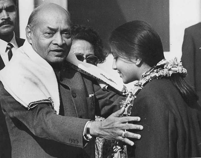 ऐसे में मेरे पास दो विकल्प थे कि या तो कांग्रेस में जाऊंं या बीजेपी में। पूर्व प्रधानमंत्री पीवी नरसिम्हा राव चाहते थे कि मैं कांग्रेस में आऊंं। (यह भी पढ़ें: राष्ट्रपति की रेस में यशवंत सिन्हा और द्रौपदी मुर्मू, जानिए कौन कितना एजुकेटेड)