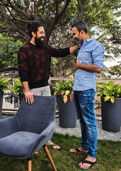 KGF 2 के सुपरहिट होने पर यश ने फिल्म के डायरेक्टर प्रशांत नील को एक महंगा मोबाइल गिफ्ट किया था। (All Photos: Social Media)