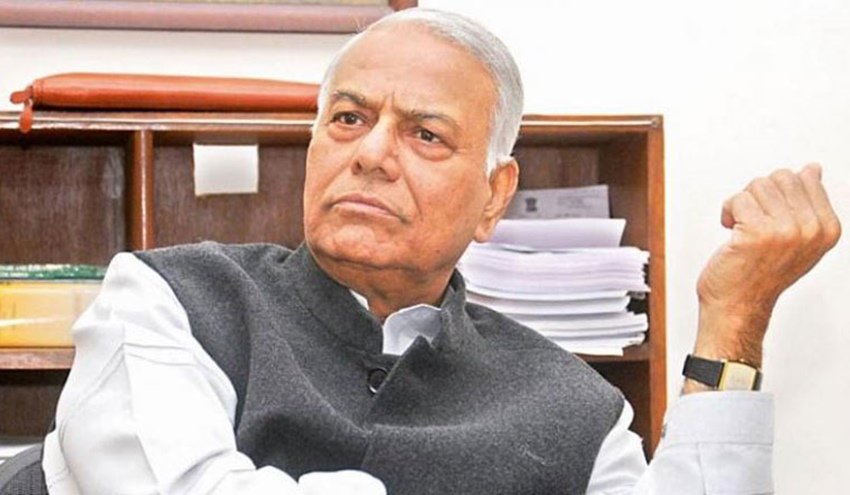 बिहार में पटना के कायस्थ परिवार में जन्में यशवंत सिन्हा की एजुकेशन की बात करें तो उन्होंने पटना कॉलेजिएट स्कूल से 1952 में पढ़ाई पूरी की। 