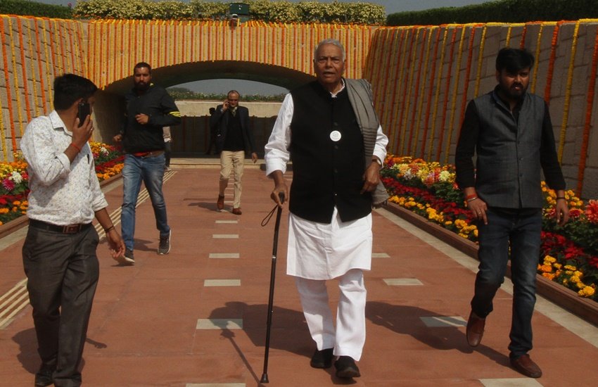 Yashwant Sinha: संयुक्त विपक्ष ने यशवंत सिन्हा को राष्ट्रपति पद का उम्मीदवार घोषित किया है। मंगलवार को इस ऐलान से पहले यशवंत सिन्हा ने तृणमूल कांग्रेस की सदस्यता से इस्तीफा दिया था। यशवंत सिन्हा केंद्रीय वित्त मंत्रालय और विदेश मंत्रालय की जिम्मेदारी संभाल चुके हैं।