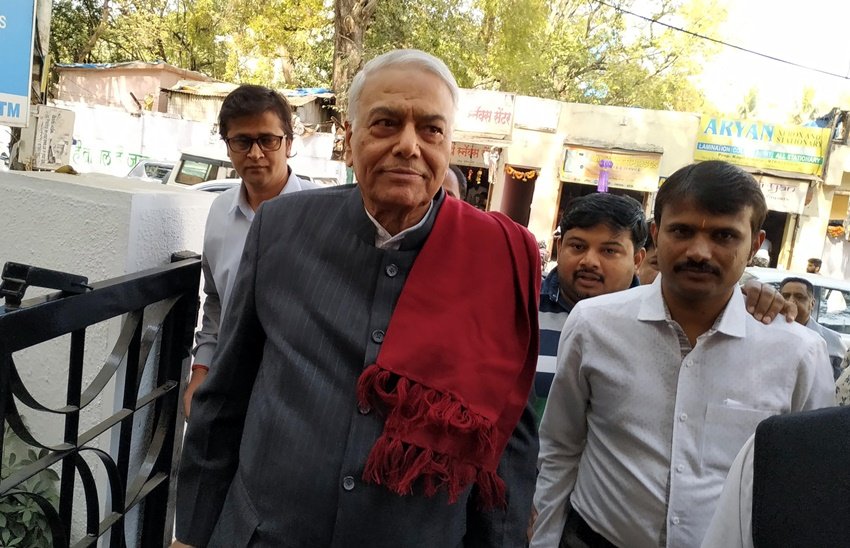 बिहार के कायस्थ परिवार से संबंध रखने वाले यशवंत सिन्हा राजनीति में आने से पहले आईएएस अफसर रह चुके थे।