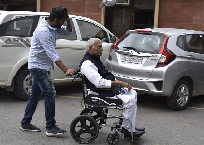 अपने हलफनामे में यशवंत सिन्हा ने तब बताया था कि  उनके पास पोर्ड की एंडेवर, महिंद्रा स्कॉर्पियो और मारूति वैगन आर जैसी गाड़िया हैं।