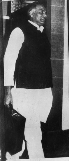 1984 में प्रशासनिक सेवा त्यागने के बाद यशवंत सिन्हा ने जनता पार्टी के साथ अपनी राजनीतिक पारी शुरू की थी।