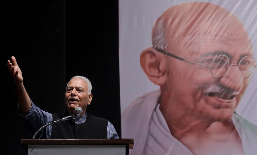 साल 2018 में यशवंत सिन्हा ने भारतीय जनता पार्टी की सदस्यता से इस्तीफा दे दिया था। उसके बाद 2021 में वह ममता बनर्जी तृणमूल कांग्रेस में शामिल हो गए थे।