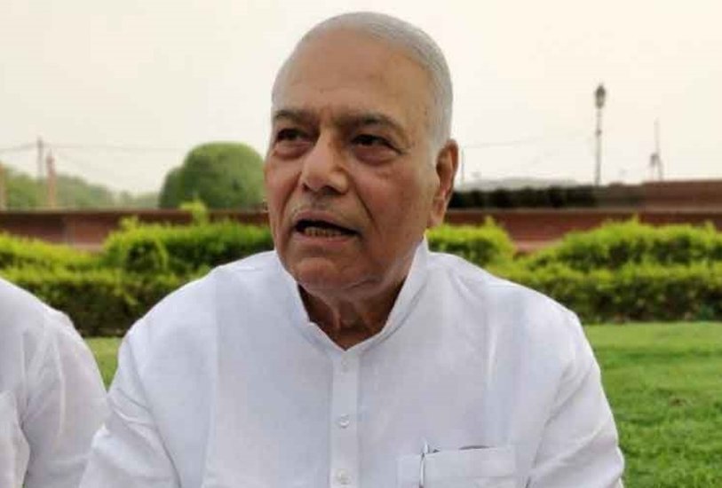 यशवंत सिन्हा आईएएस अफसर रह चुके हैं। साथ ही वह तीन बार लोकसभा सांसद रहने के साथ-साथ अटल बिहारी वाजपेयी की सरकार में विदेश और वित्त मंत्री भी रह चुके हैं। 
