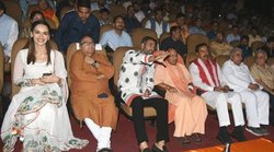 UP CM के फिल्म ‘सम्राट पृथ्वीराज’ देखने पर अखिलेश बोले – इतिहास के आटे से वर्तमान की रोटी नहीं बन सकती, केशव प्रसाद मौर्य ने यूं किया पलटवार