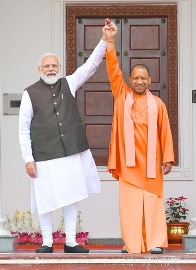 उत्तर प्रदेश के मुख्यमंत्री योगी आदित्यनाथ (Yogi Adityanath) आज 50 साल के हो गए हैं। 5 जून 1972 को पौड़ी गढ़वाल में जन्मे योगी आदित्यनाथ भगवा पहनने वाले यूपी के पहले मुख्यमंत्री हैं। योगी का नाम बीजेपी (BJP) के सबसे काबिल नेताओं में गिना जाता है। प्रधानमंत्री नरेंद्र मोदी (PM Narendra Modi) के साथ भी उनके काफी अच्छे संबंध हैं। वह देश की कई चर्चित हस्तियों संग अपना बर्थडे शेयर करते हैं। आईये जानते हैं योगी आदित्यनाथ के अलावा आज और किन हस्तियों का बर्थडे है - 