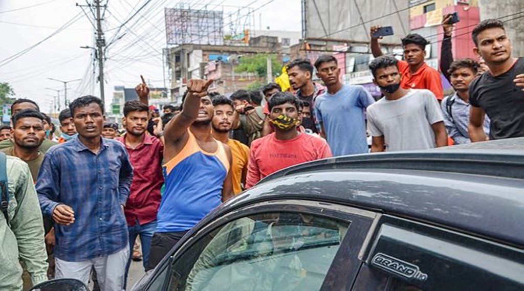 'अग्निपथ' योजना के विरोध में रांची सेना भर्ती कार्यालय के बाहर गुरुवार, 16 जून, 2022 को विरोध प्रदर्शन करते युवा। (पीटीआई फोटो) 