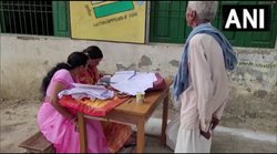 आजमगढ़ उपचुनावः बीजेपी के रंग में रंगी दिखीं कई BLO, साड़ी के रंग को लेकर मचा बवाल तो कही ये बात