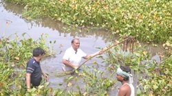 बांदा: तालाब को गंदा देख खुद पानी में उतर गए डीएम, चार घंटे तक अधिकारियों के साथ करते रहे सफाई