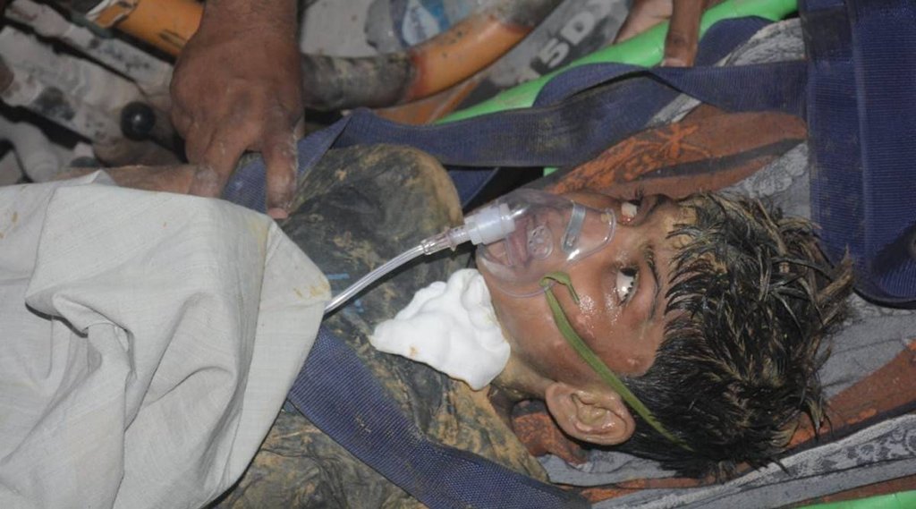 बोरवेल में गिरकर घायल हुए राहुल सिंह को अस्पताल में ले जाया गया। (फोटो- इंडियन एक्सपप्रेस)