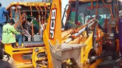 फूल-माला से सजी JCB पर जब रूबीना के निकाह में आई बारात, लगे ‘बाबा बुलडोजर’ के नारे; VIDEO देख लोग यूं लेने लगे मजे