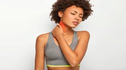 Cervical Pain: गर्दन में दर्द और अकड़न है सर्वाइकल का लक्षण, जानिये ये क्यों होता है और घरेलू इलाज