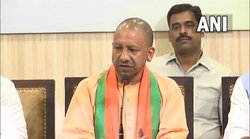 यूपी सीएम योगी आदित्यनाथ की सुरक्षा में बड़ी चूक, काफिले में घुसने की कोशिश