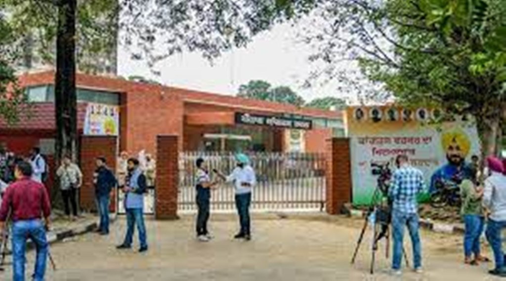 पूर्व मंत्रियों की गिरफ्तारी, नामजदगी और दलबदल के दलदल में उलझी कांग्रेस