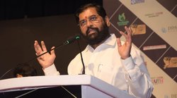 लोग भूख से मरते हैं और फरार विधायक 5 स्टार होटल में मौज काटते हैं – संजय झा ने कसा तंज, लोग याद दिलाने लगे गहलोत की याद