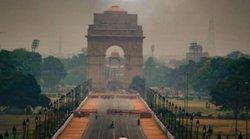 100 फुट लंबे ट्रक में लाई गई नेताजी की प्रतिमा, बनाने में शिल्पकारों को लगे 26,000 घंटे