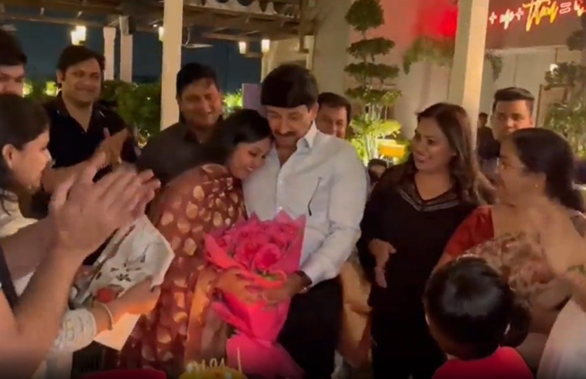 मनोज तिवारी ने पत्नी को गुलाब के फूल का गुलदस्ता भेंट किया और गले लगाकर अपने स्नेह का प्रदर्शन भी किया।