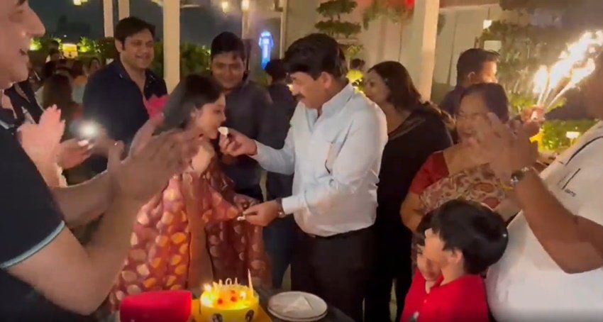 Manoj Tiwari Wife Surbhi Tiwari: देश के लोकप्रिय गायक और भारतीय जनता पार्टी (BJP) के लोकसभा सांसद मनोज तिवारी ने 2 जून को अपनी पत्नी सुरभि तिवारी का जन्मदिन बनाया। सुरभि मनोज तिवारी की दूसरी पत्नी हैं। पहली पत्नी (Manoj Tiwari First Wife) रानी तिवारी से तलाक के कई साल बाद मनोज तिवारी ने सुरभि से शादी रचाई थी। 