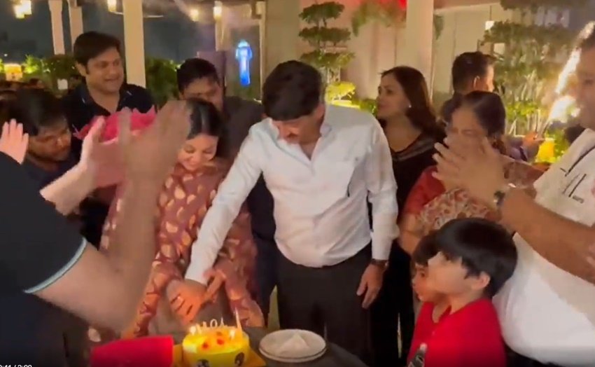 मनोज तिवारी ने वीडियो शेयर करते हुए लिखा- एक सांसद की पत्नी होना एक बात है,पर एक सेवक की पत्नी होना आसान नहीं.. राष्ट्र निर्माण के पथ पर आप प्रसन्नचित्त सहयोग करते रहें यही कामना है..प्रसन्न रहो..