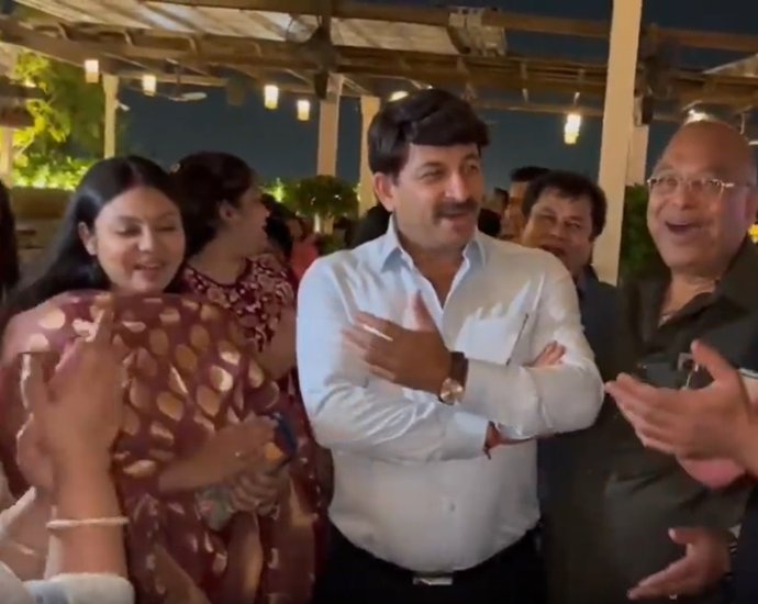 पत्नी के जन्मदिन पर मनोज तिवारी ने उनके लिए गाना गाया। गाने के बोल थे- बार बार दिन ये आए, तुम जियो हजारों साल..।
