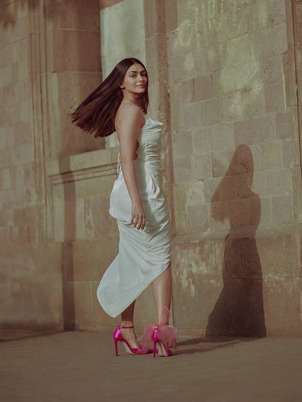 mrunal stunning looks