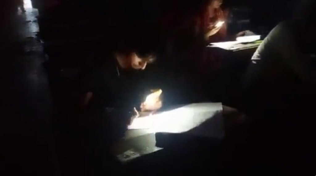 बिहारः मोबाइल की फ्लैश लाईट में बीए की परीक्षा देते दिखे छात्र तो उठा सवाल- परीक्षा और फोन एक साथ कैसे?