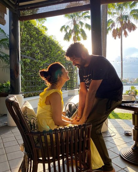 Nayanthara Honeymoon Photos: साउथ की सुपरस्टार एक्ट्रेस नयनतारा ने हाल ही में निर्देशक विग्नेश शिवन के साथ शादी की है। शादी के बाद यह कपल हनीमून के लिए थाईलैंड पहुंचा। थाईलैंड से कपल की कई तस्वीरें सामने आईं जिन्हें उनके फैंस का भरपूर प्यार मिला।