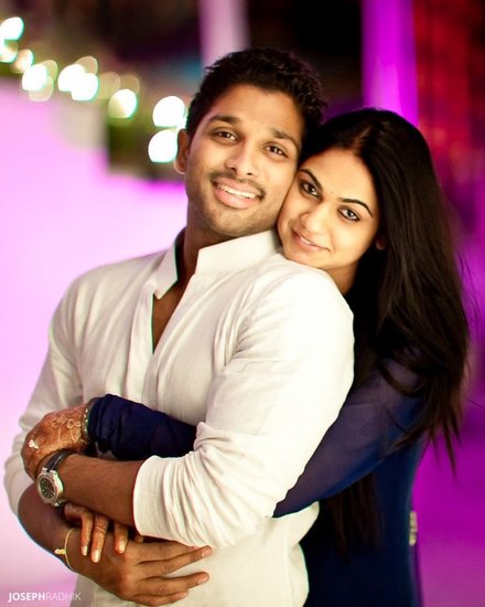 पुष्पा स्टार अल्लू अर्जुन की पत्नी का नाम स्नेहा रेड्डी है। दोनों शादी के काफी दिनों बाद हनीमून पर गए थे। उन्होंने हनीमून के लिए सिंगापुर को चुना था।