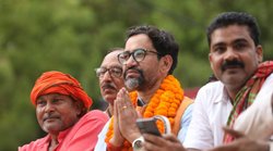 यूपीः जीत करीब देख बाग-बाग हुए निरहुआ, वीडियो पोस्ट कर बोले- लोगों की सेवा के लिए जा रहा हूं आजमगढ़