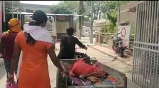 patient on rickshaw| ghaziabad|