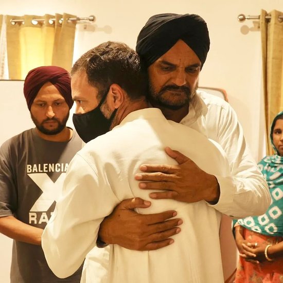 Rahul Gandhi Meets Siddhu Moosewala Family: कांग्रेस सांसद राहुल गांधी ने मंगलवार को दिवंगत पंजाबी सिंगर सिद्धू मूसेवाला के परिवार से मुलाकात की। कांग्रेस पार्टी ने राहुल गांधी और सिद्धू मूसेवाला के पिता की तस्वीर शेयर कर लिखा है कि हमें दर्द का अहसास है..हमने दर्द बांटना सीखा है।