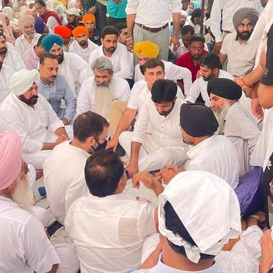 राहुल गांधी ने आगे लिखा- पंजाब की कानून व्यवस्था पूरी तरह से भंग हो चुकी है। राज्य में अमन और शांति बनाये रखना AAP सरकार के बस की बात नहीं है।