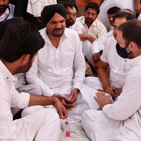  राहुल गांधी ने सिद्धू मूसेवाला के परिवार से मुलाकात के बाद ट्विटर पर लिखा- उनके माता-पिता जिस दुःख से गुज़र रहे हैं उसे बयान करना मुश्किल है। इन्हें इंसाफ दिलाना हमारा फ़र्ज़ है, और हम दिला कर रहेंगे।