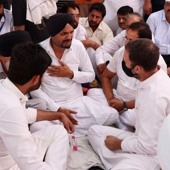 मुलाकात के दौरान राहुल गांधी ने मूसेवाला के परिवार ढांढस बंधाया। सिद्धू मूसेवाला के पिता अपना दर्द बयां करते हुए राहुल गांधी के सामने फफक पड़े।