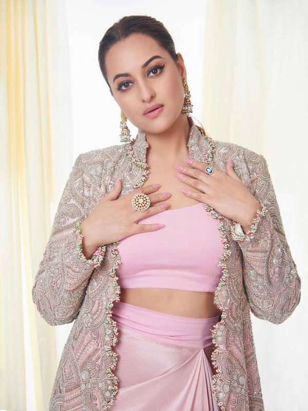 sonakshi stuns