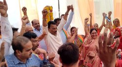 मंच पर चढ़ते ही नीचे गिरे मंत्री सिलावट, जनसंपर्क के दौरान टूटा भाजपा प्रत्याशी का स्वागत मंच