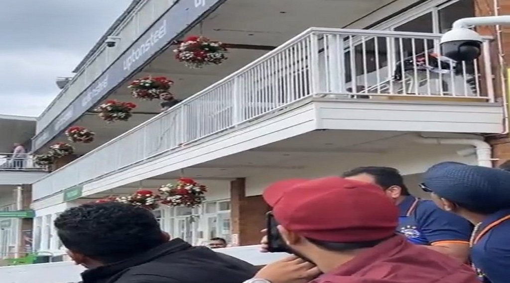 भारत और लीसेस्टरशायर के बीच अभ्यास मैच के दौरान विराट कोहली ने फैंस की क्लास लगा दी। (फोटो- ट्विटर)