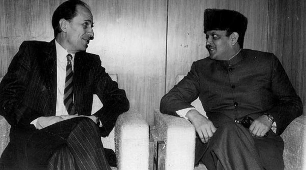 ब्रिटिश मंत्री नॉर्मन टेबिट (बाएं) के साथ विश्वनाथ प्रताप सिंह (दाएं) (Photo Credit - Express Archive)
