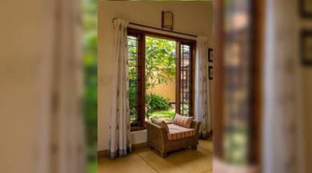 खिड़की जो खुली रहती है