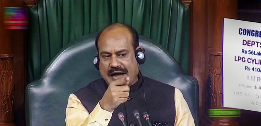 लोकसभा स्पीकर ने हंगामे को देखते हुए सदन को स्थगित कर दिया। 